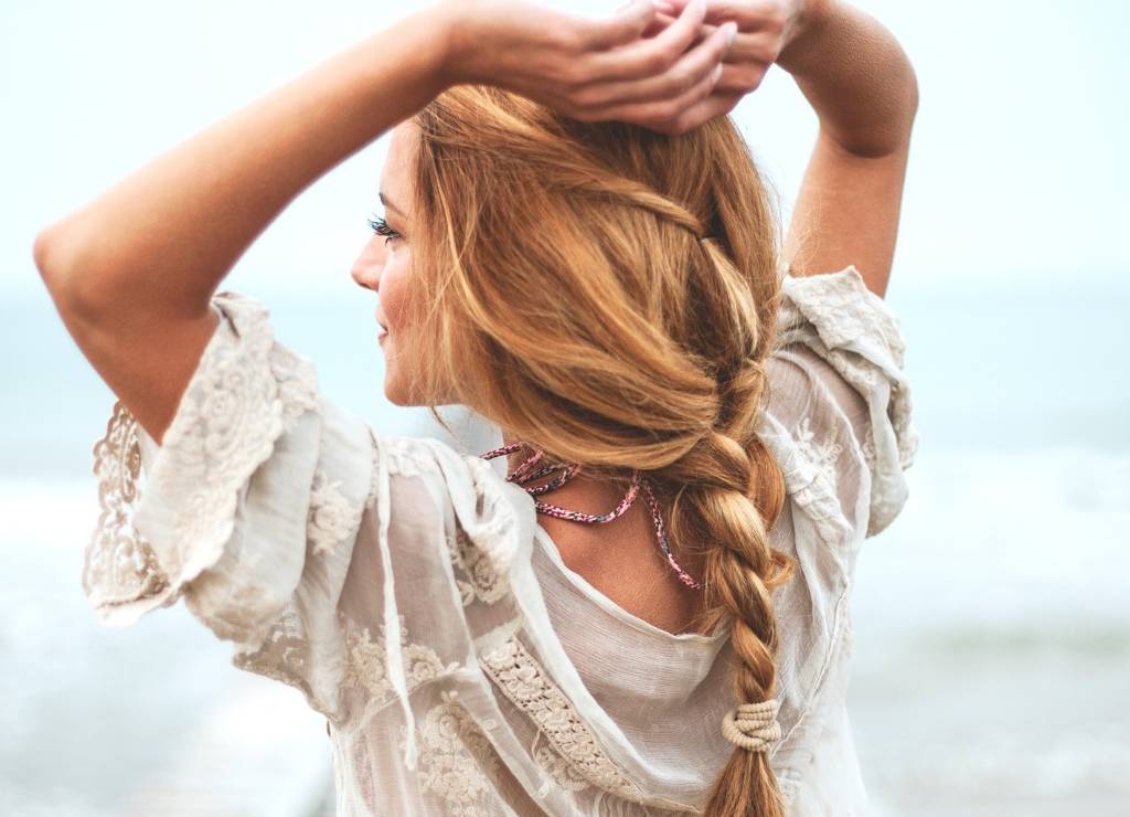 rutina slow beauty con cepillo de madera para el cabello